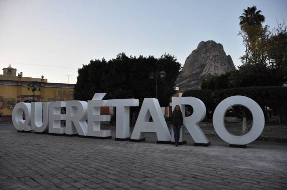 Bernal, no estado de Queretaro, com a famosa pedra ao fundo, no México